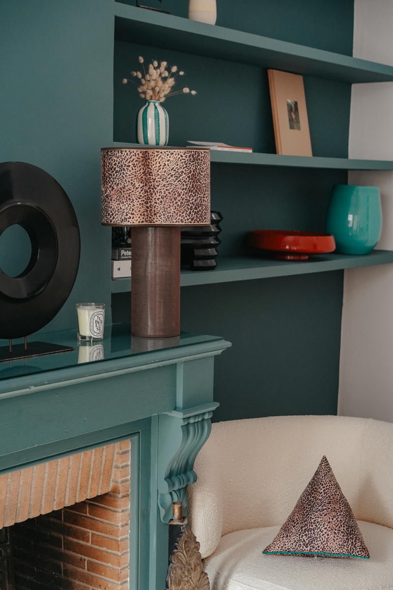 Véritable bijou décoratif, la lampe à poser SERGIO apporte une véritable touche de modernité aux intérieurs contemporains comme classiques. Son originalité réside sur le principe d’une lampe entièrement conçue de la tête au pied, en tissu. My Leone a détourné un abat-jour tube, pour le transformer en pied de lampe. SERGIO est la promesse d’une pièce raffinée à l’allure intemporelle. La fabrication de chaque lampe est réalisée avec un soin méticuleux par un abatjouriste.