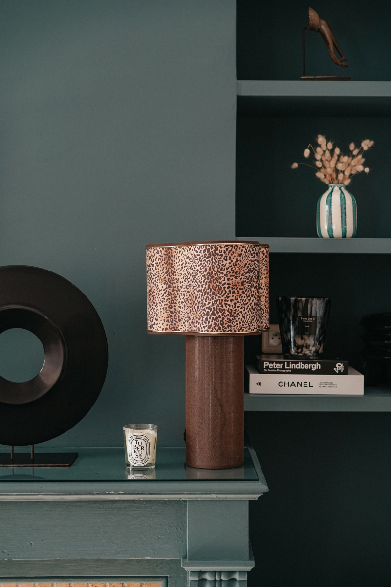 Véritable bijou décoratif, la lampe à poser SERGIO apporte une véritable touche de modernité aux intérieurs contemporains comme classiques. Son originalité réside sur le principe d’une lampe entièrement conçue de la tête au pied, en tissu. My Leone a détourné un abat-jour tube, pour le transformer en pied de lampe. SERGIO est la promesse d’une pièce raffinée à l’allure intemporelle. La fabrication de chaque lampe est réalisée avec un soin méticuleux par un abatjouriste.