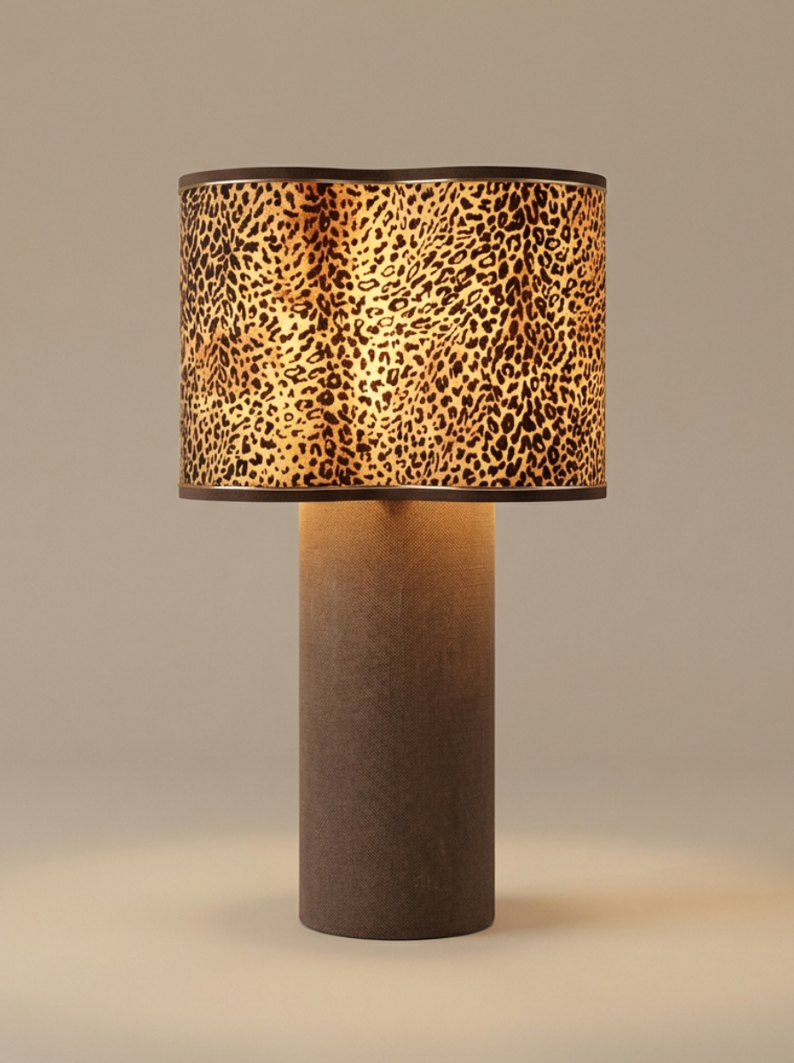 Véritable bijou décoratif, la lampe à poser SERGIO apporte une véritable touche de modernité aux intérieurs contemporains comme classiques. Son originalité réside sur le principe d’une lampe entièrement conçue de la tête au pied, en tissu. My Leone a détourné un abat-jour tube, pour le transformer en pied de lampe. SERGIO est la promesse d’une pièce raffinée à l’allure intemporelle. La fabrication de chaque lampe est réalisée avec un soin méticuleux par un abatjouriste.