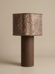 Lampe à poser Sergio en tissu léopard coton et lin par My Leone. Fabriquée à la main par Marine et sa mère dans l’atelier de Vannes. L’abat-jour tube devient pied de lampe, pièce unique.