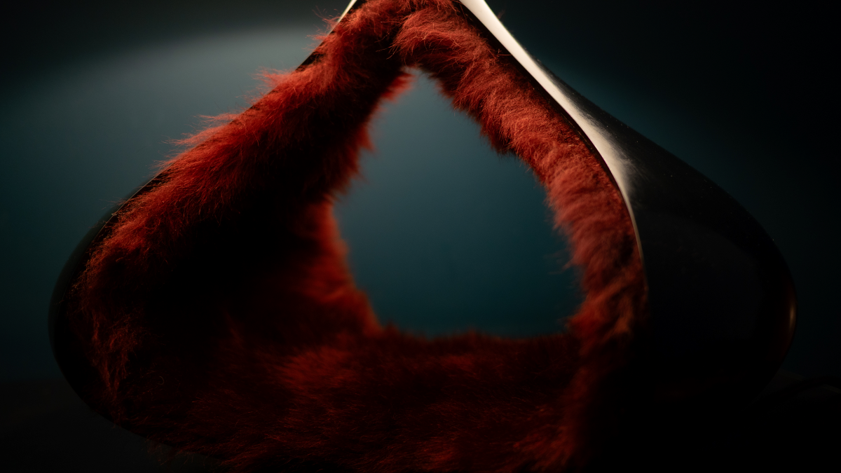 La lampe Bombelle, en bronze patiné noir, propose un volume plus resserré, plus intime. Elle n’impose pas sa présence, elle chuchote. La lumière s’y glisse comme un souffle, subtilement tamisée.

Bombelle, c’est le désir de créer une présence apaisante dans l’espace. Non pas un objet figé, mais un lieu sensoriel, presque un refuge.