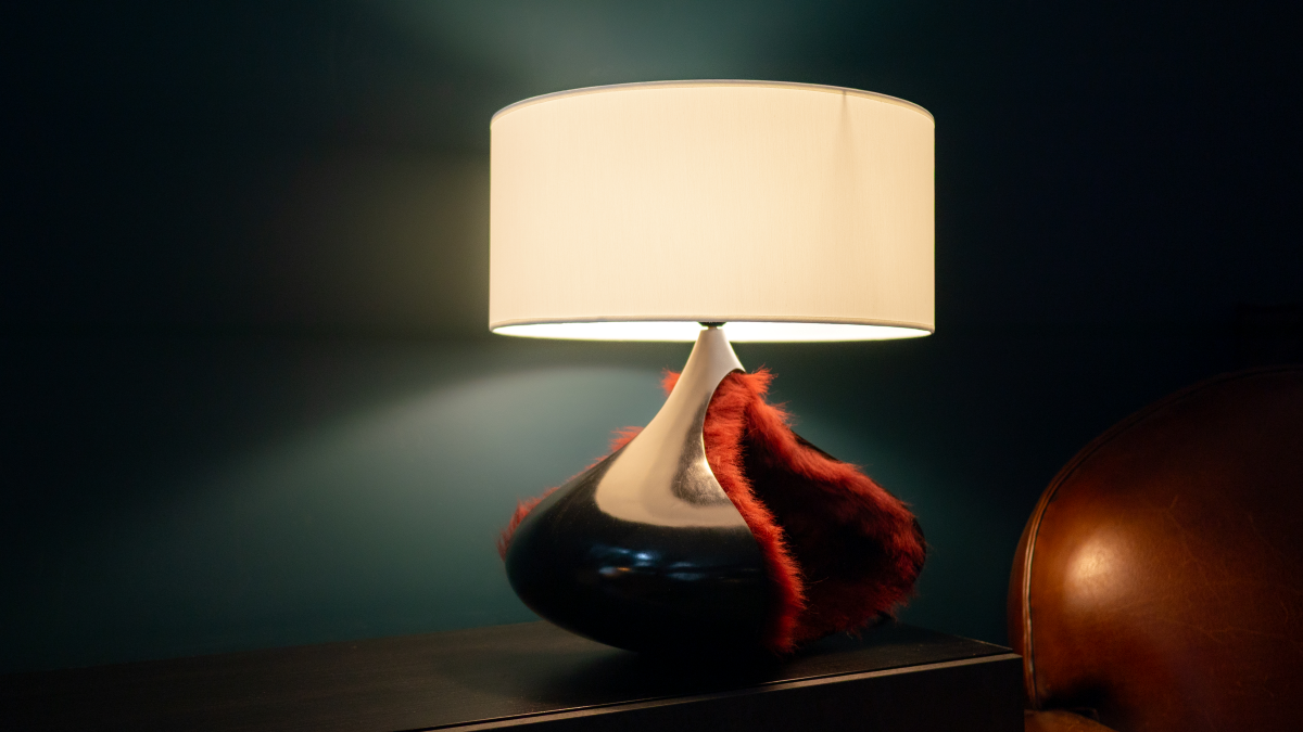 La lampe Bombelle, en bronze patiné noir, propose un volume plus resserré, plus intime. Elle n’impose pas sa présence, elle chuchote. La lumière s’y glisse comme un souffle, subtilement tamisée.

Bombelle, c’est le désir de créer une présence apaisante dans l’espace. Non pas un objet figé, mais un lieu sensoriel, presque un refuge.