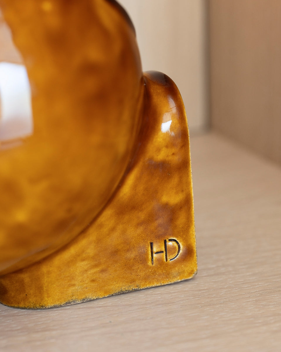 Proposée en exclusivité pour Caroline Andréoni La Maison, cette boule lumineuse créée à la main par Atelier HD est à placer à même le sol ou sur un meuble, selon vos désirs. Elle diffuse une lumière douce et chaleureuse. Faisant partie de la collection Floches , ses deux positions permettent d'éclairer de deux manières différentes, d'en bas ou d'en haut, créant un point lumineux original et une ambiance cosy.