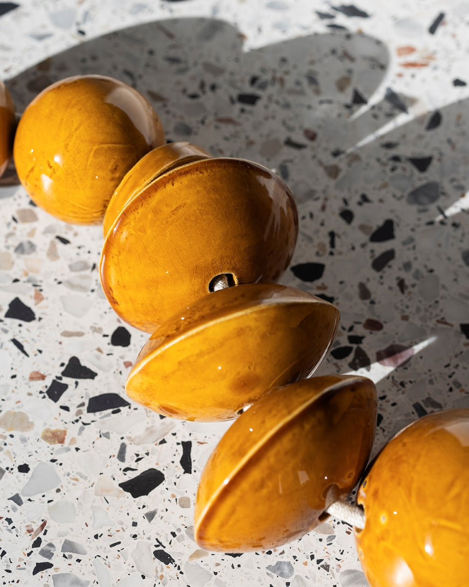 Audacieuse et originale, le bijou de sol lumineux Lora en céramique se pose au sol avec une élégance surprenante. Conçue comme une œuvre d'art à part entière en exclusivité pour Caroline Andréoni La Maison, elle offre un contraste saisissant entre la fonctionnalité de l'éclairage directionnel et la beauté de sa forme. Parfaite pour transformer une pièce de pièce en installation artistique, elle crée une ambiance intimiste et raffinée.