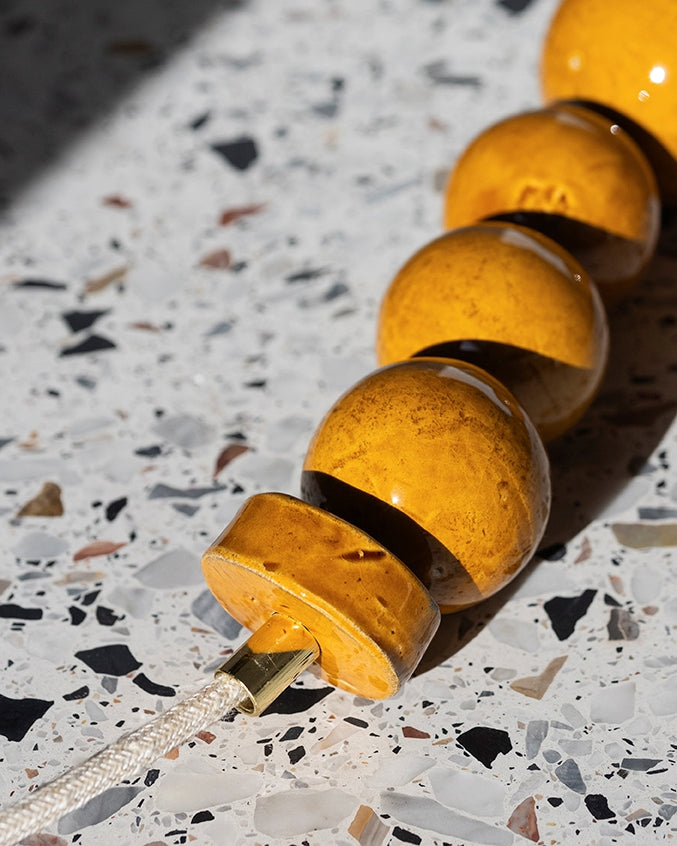 Audacieuse et originale, le bijou de sol lumineux Lora en céramique se pose au sol avec une élégance surprenante. Conçue comme une œuvre d'art à part entière en exclusivité pour Caroline Andréoni La Maison, elle offre un contraste saisissant entre la fonctionnalité de l'éclairage directionnel et la beauté de sa forme. Parfaite pour transformer une pièce de pièce en installation artistique, elle crée une ambiance intimiste et raffinée.
