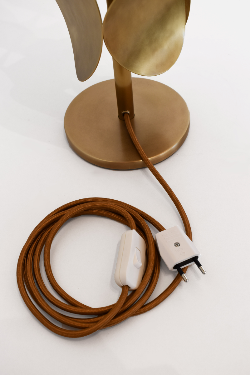 Le lien entre lumière et matière est au cœur de la démarche artistique de Laura Demichelis. Cette lampe, issu de la collection ECHO, est pensée pour jouer de reflets et d’éclats entre lumière émise et lumière reçue.

Elle présente différentes textures, surfaces mat et polies, répétitions de motifs et rythmes dans la matière, qui traduisent vibration et intensité lumineuse. Sa lumière chaleureuse et ses formes rondes apporteront douceur et préciosité à votre intérieur.