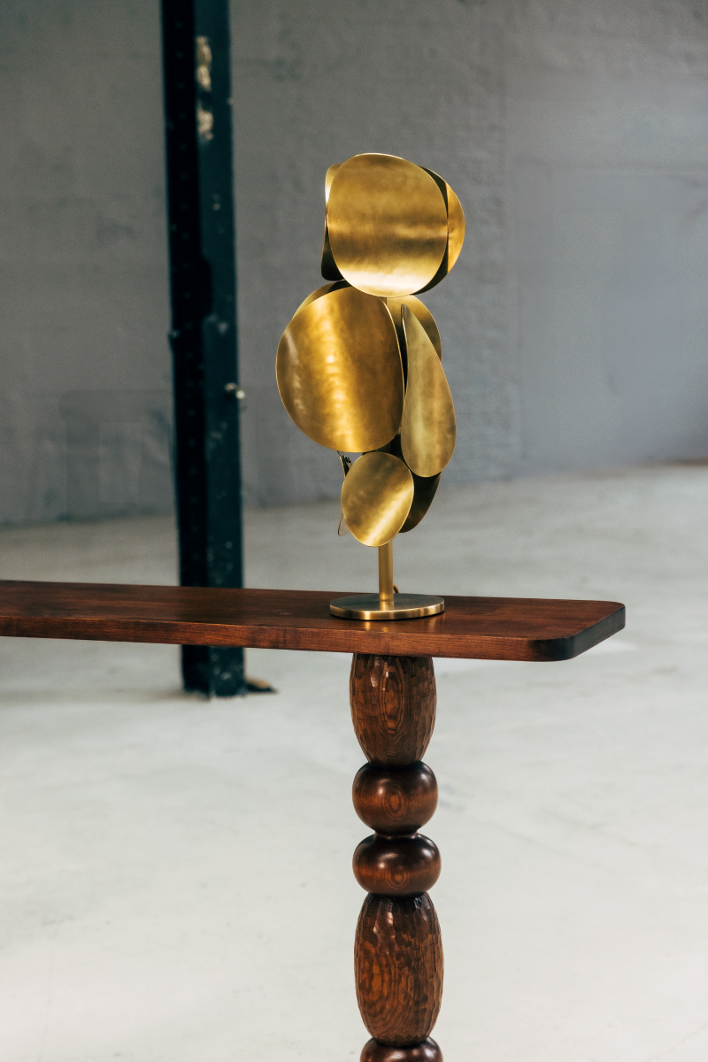 Le lien entre lumière et matière est au cœur de la démarche artistique de Laura Demichelis. Cette lampe, issu de la collection ECHO, est pensée pour jouer de reflets et d’éclats entre lumière émise et lumière reçue.

Elle présente différentes textures, surfaces mat et polies, répétitions de motifs et rythmes dans la matière, qui traduisent vibration et intensité lumineuse. Sa lumière chaleureuse et ses formes rondes apporteront douceur et préciosité à votre intérieur.