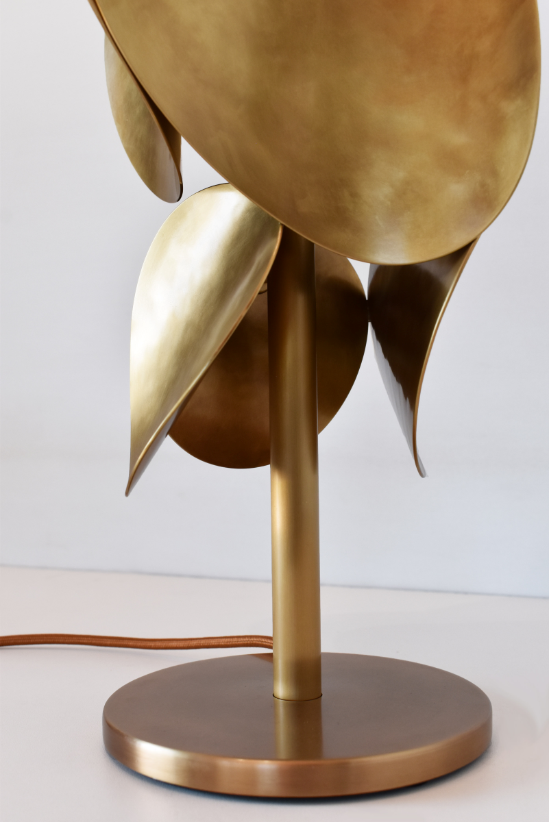 Le lien entre lumière et matière est au cœur de la démarche artistique de Laura Demichelis. Cette lampe, issu de la collection ECHO, est pensée pour jouer de reflets et d’éclats entre lumière émise et lumière reçue.

Elle présente différentes textures, surfaces mat et polies, répétitions de motifs et rythmes dans la matière, qui traduisent vibration et intensité lumineuse. Sa lumière chaleureuse et ses formes rondes apporteront douceur et préciosité à votre intérieur.