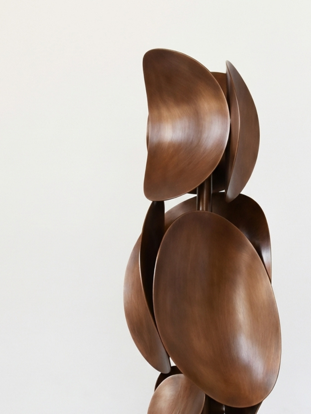 Le lien entre lumière et matière est au cœur de la démarche artistique de Laura Demichelis. Cette lampe, issu de la collection ECHO, est pensée pour jouer de reflets et d’éclats entre lumière émise et lumière reçue.

Elle présente différentes textures, surfaces mat et polies, répétitions de motifs et rythmes dans la matière, qui traduisent vibration et intensité lumineuse. Sa lumière chaleureuse et ses formes rondes apporteront douceur et préciosité à votre intérieur.