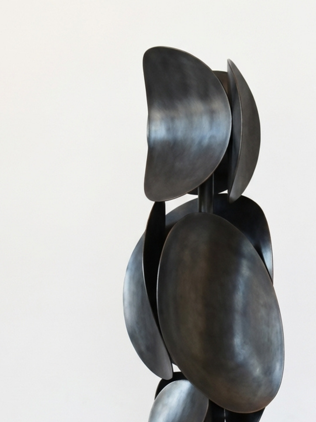 Le lien entre lumière et matière est au cœur de la démarche artistique de Laura Demichelis. Cette lampe, issu de la collection ECHO, est pensée pour jouer de reflets et d’éclats entre lumière émise et lumière reçue.

Elle présente différentes textures, surfaces mat et polies, répétitions de motifs et rythmes dans la matière, qui traduisent vibration et intensité lumineuse. Sa lumière chaleureuse et ses formes rondes apporteront douceur et préciosité à votre intérieur.