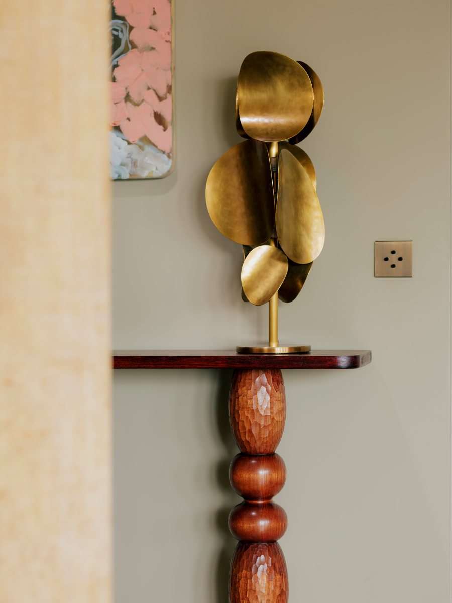 Le lien entre lumière et matière est au cœur de la démarche artistique de Laura Demichelis. Cette lampe, issu de la collection ECHO, est pensée pour jouer de reflets et d’éclats entre lumière émise et lumière reçue.

Elle présente différentes textures, surfaces mat et polies, répétitions de motifs et rythmes dans la matière, qui traduisent vibration et intensité lumineuse. Sa lumière chaleureuse et ses formes rondes apporteront douceur et préciosité à votre intérieur.