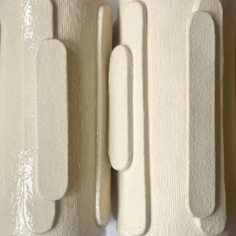 La lampe Glow en exclusivité chez Caroline Andréoni La Maison, tire son nom de l'éclat qu'il apporte, en anglais, évoquant ainsi la luminosité naturelle qui inspire infatigablement la créatrice Adeline Delesalle. Cette lampe est réalisée selon la technique de la plaque, résultat du savoir-faire de l'artiste, entièrement réalisée à la main dans ses ateliers en France. Les cylindres sont "griffés" afin de créer un contraste de matière entre le support et les éléments ajoutés.