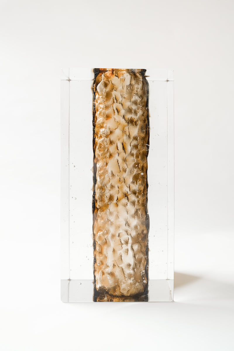 Bougeoir Géoda, réalisé en collaboration avec le verrier Matthieu Gicquel, née d’un dialogue entre matière, lumière et savoir-faire verrier. Inspirée des géodes naturelles, elle explore cette idée de beauté cachée, révélée au cœur de la matière.
À travers un verre travaillé en épaisseur, la collection retranscrit une dualité entre force minérale et délicatesse lumineuse. La matière joue avec la lumière, la capte, la filtre et la diffuse, créant des profondeurs, des reflets et des transparences qui évoluent 