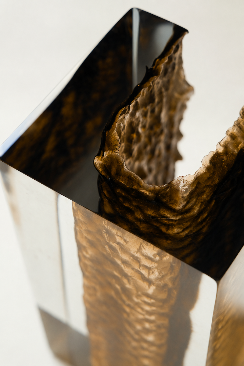 Bougeoir Géoda, réalisé en collaboration avec le verrier Matthieu Gicquel, née d’un dialogue entre matière, lumière et savoir-faire verrier. Inspirée des géodes naturelles, elle explore cette idée de beauté cachée, révélée au cœur de la matière.
À travers un verre travaillé en épaisseur, la collection retranscrit une dualité entre force minérale et délicatesse lumineuse. La matière joue avec la lumière, la capte, la filtre et la diffuse, créant des profondeurs, des reflets et des transparences qui évoluent 
