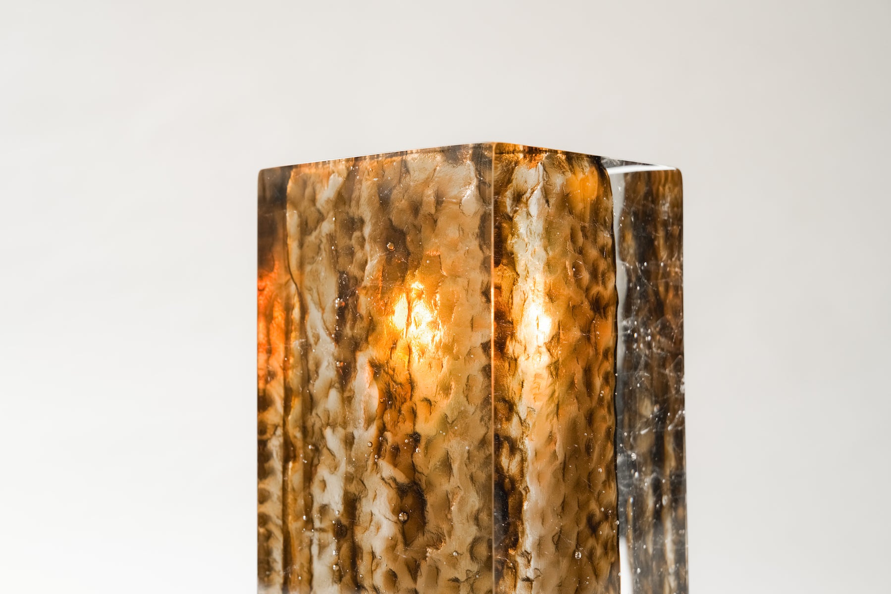 Bougeoir Géoda, réalisé en collaboration avec le verrier Matthieu Gicquel, née d’un dialogue entre matière, lumière et savoir-faire verrier. Inspirée des géodes naturelles, elle explore cette idée de beauté cachée, révélée au cœur de la matière.
À travers un verre travaillé en épaisseur, la collection retranscrit une dualité entre force minérale et délicatesse lumineuse. La matière joue avec la lumière, la capte, la filtre et la diffuse, créant des profondeurs, des reflets et des transparences qui évoluent 