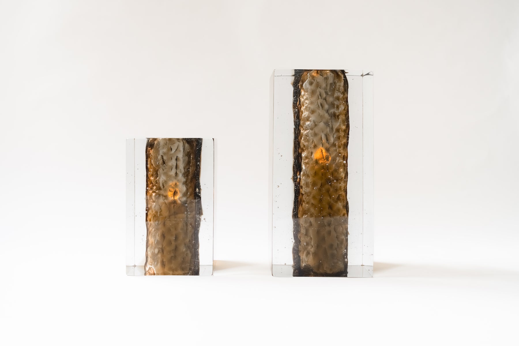Bougeoir Géoda, réalisé en collaboration avec le verrier Matthieu Gicquel, née d’un dialogue entre matière, lumière et savoir-faire verrier. Inspirée des géodes naturelles, elle explore cette idée de beauté cachée, révélée au cœur de la matière.
À travers un verre travaillé en épaisseur, la collection retranscrit une dualité entre force minérale et délicatesse lumineuse. La matière joue avec la lumière, la capte, la filtre et la diffuse, créant des profondeurs, des reflets et des transparences qui évoluent 