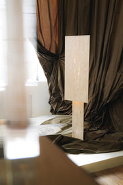 Lampe à poser Lucentia en travertin est née d’une recherche autour de la matière et de la lumière : réussir à faire traverser la lumière à une pierre habituellement perçue comme opaque, pour en révéler une beauté insoupçonnée.
Traversée par la lumière, la matière dévoile alors son paysage intérieur : ses fines aspérités, ses cristallisations, ses microcavités habituellement invisibles. La pierre semble changer de nature, passant d’un matériau dense et minéral à une présence presque vivante et aérienne.