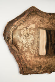 Miroir Chloris en laiton aux patines végétales de Yannick Szekany où le temps et le vivant se lisent dans la texture du métal. Cette pièce est inspirée des feuilles qui jongent le sol en période automnale. Les plantes qui ont servies à son oxydation ont toutes été récoltées dans la forêt de fontainebleau.