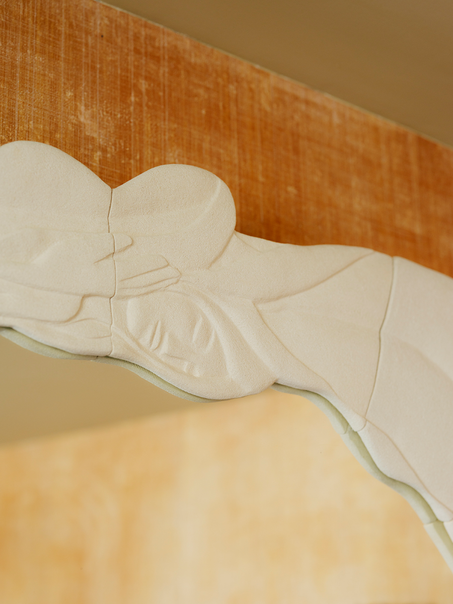 Pour imaginer le miroir Lagune, Thalia Dalecky s’est plongé dans une jungle enchantée où une nature généreuse et luxuriante offrirait ses fruits à manger et son eau à boire à qui la visite. Un paradis caché, réservé à la douceur, à l’amour et aux plaisirs. Un rêve.