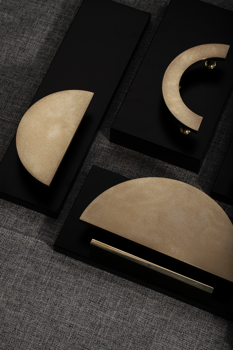 La poignée de meubles Nusu appartient à la Modern Collection de chez PAP DECO.

Elle est une proposition pour les amateurs de design avec sa forme de demi-lune en laiton. Grâce à sa forme géométrique, elle s'harmonisera avec les portes et les façades d'armoires.

Disponible en trois tailles.