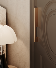 La poignée de meubles Catch appartient à la Modern Collection de chez PAP DECO.

Elle est une proposition pour les amateurs de design avec sa forme allongée en laiton. Grâce à sa longueur, elle s'harmonisera avec les portes et les façades d'armoires.

Disponible en deux tailles.