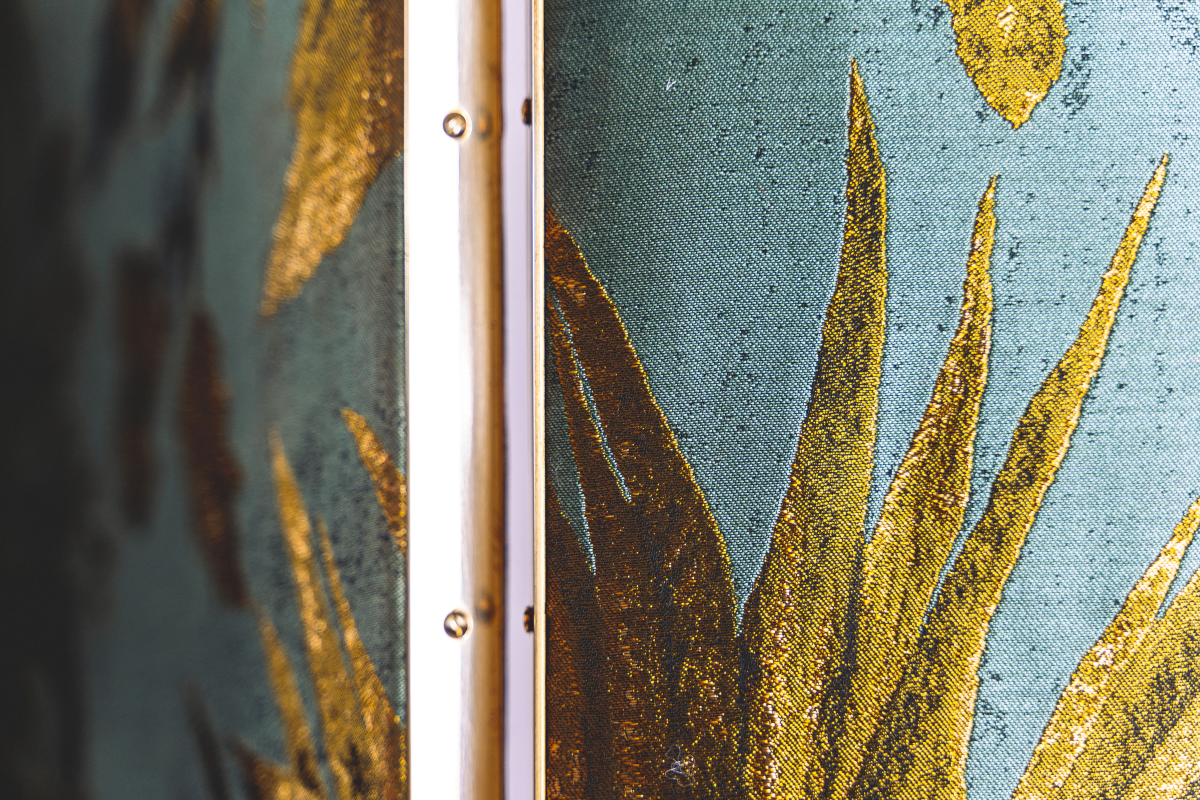 Apportez une touche d’élégance à votre intérieur avec ce paravent à trois feuilles, conçu en laiton massif poli aux reflets dorés. Habillé d’un tissu raffiné signé Pierre Frey, il allie savoir-faire artisanal et esthétisme contemporain. Parfait pour structurer un espace ou créer une ambiance feutrée, ce paravent incarne le luxe discret et la qualité des matériaux nobles.

Il est déclinable avec d’autres tissus sur demande. Veuillez nous contacter par mail pour un devis.