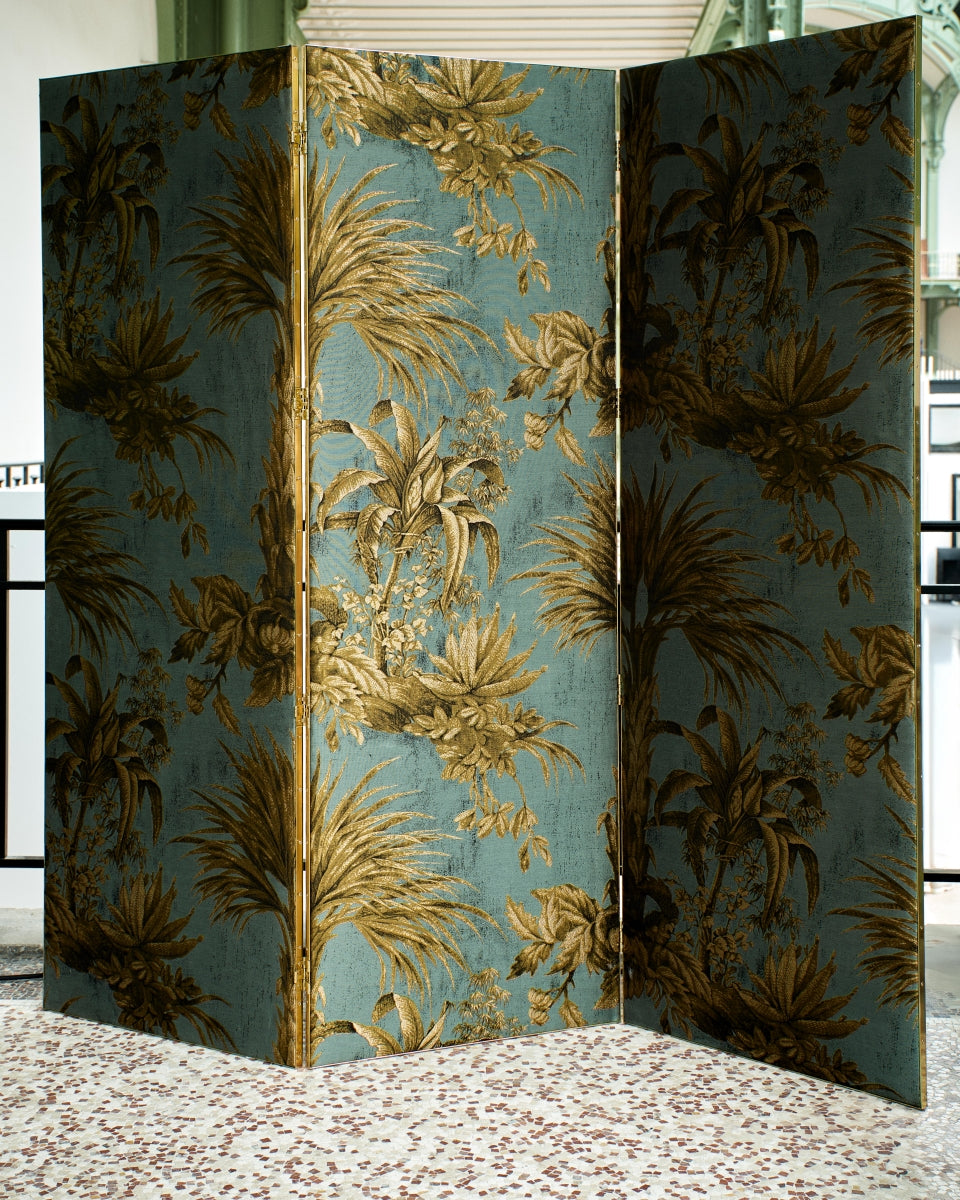 Apportez une touche d’élégance à votre intérieur avec ce paravent à trois feuilles, conçu en laiton massif poli aux reflets dorés. Habillé d’un tissu raffiné signé Pierre Frey, il allie savoir-faire artisanal et esthétisme contemporain. Parfait pour structurer un espace ou créer une ambiance feutrée, ce paravent incarne le luxe discret et la qualité des matériaux nobles.

Il est déclinable avec d’autres tissus sur demande. Veuillez nous contacter par mail pour un devis.