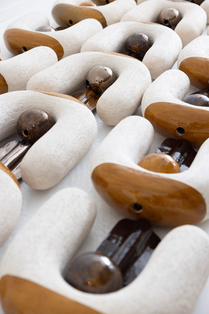 Ce paravent en céramique est né d’une envie de créer une séparation sculpturale qui soit à la fois fonctionnelle et expressive. Modulable, graphique, il structure l’espace tout en laissant passer la lumière.

Chaque élément a été pensé comme une forme simple et forte, presque humaine, qui évoque les totems ou des silhouettes stylisées. En les assemblant, une rythmique se crée, à la fois stable et vibrante.