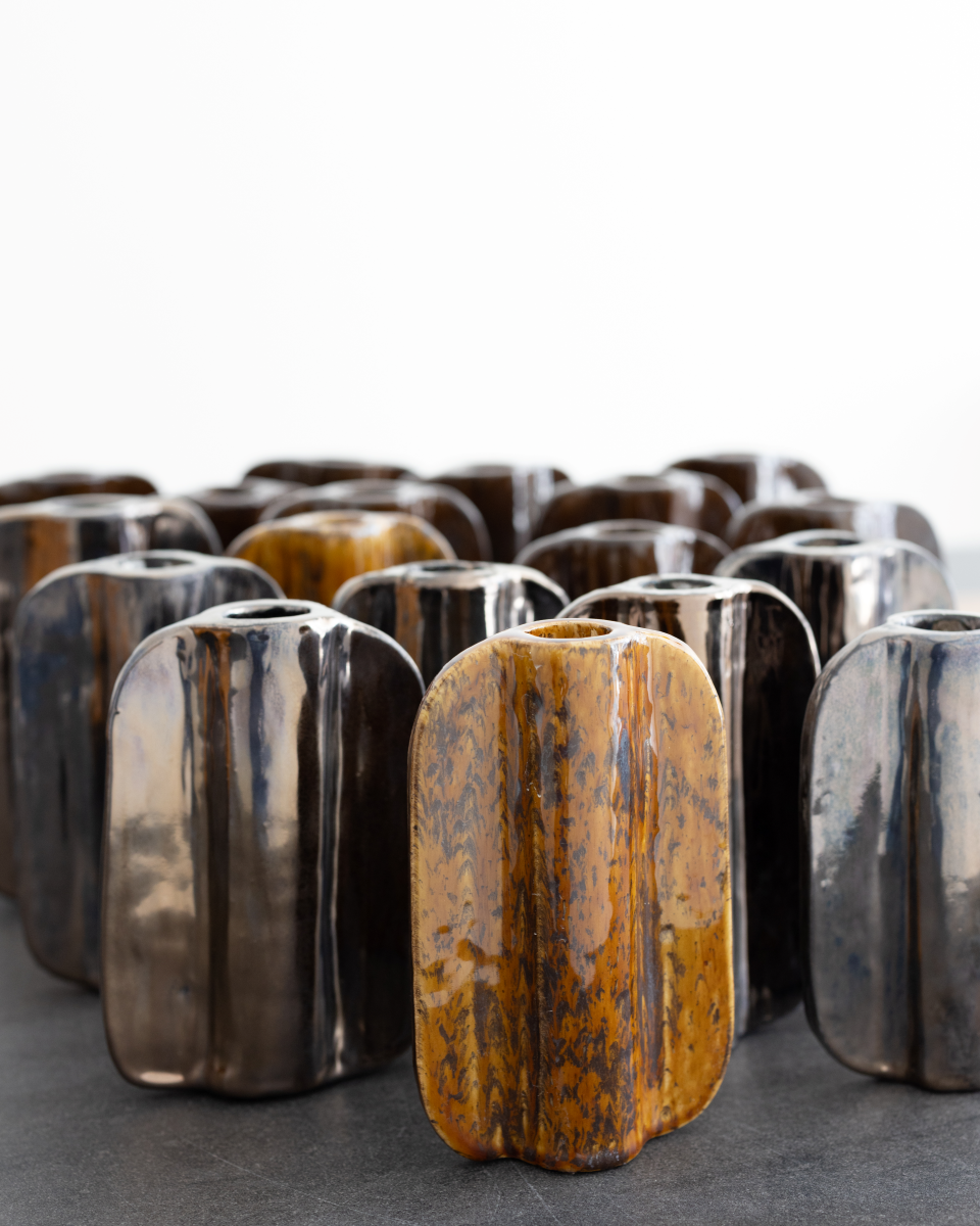 Ce paravent en céramique est né d’une envie de créer une séparation sculpturale qui soit à la fois fonctionnelle et expressive. Modulable, graphique, il structure l’espace tout en laissant passer la lumière.

Chaque élément a été pensé comme une forme simple et forte, presque humaine, qui évoque les totems ou des silhouettes stylisées. En les assemblant, une rythmique se crée, à la fois stable et vibrante.