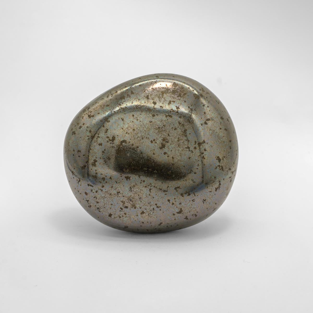 La patère Agate tire son nom de la pierre précieuse éponyme. Les Grecs et les Égyptiens l'utilisaient déjà dans la confection d'objets sacrés. Chaque patère possède sa propre personnalité, accentuée par les émaux cristallisés ou colorés qui s'harmonisent avec sa forme douce et organique, reflétant la diversité des teintes présentes dans les pierres d'Agate.

Son design intemporel et organique évoque la beauté et la simplicité des galets, tandis que sa délicate base est ornée d'une bague en laiton brossé.