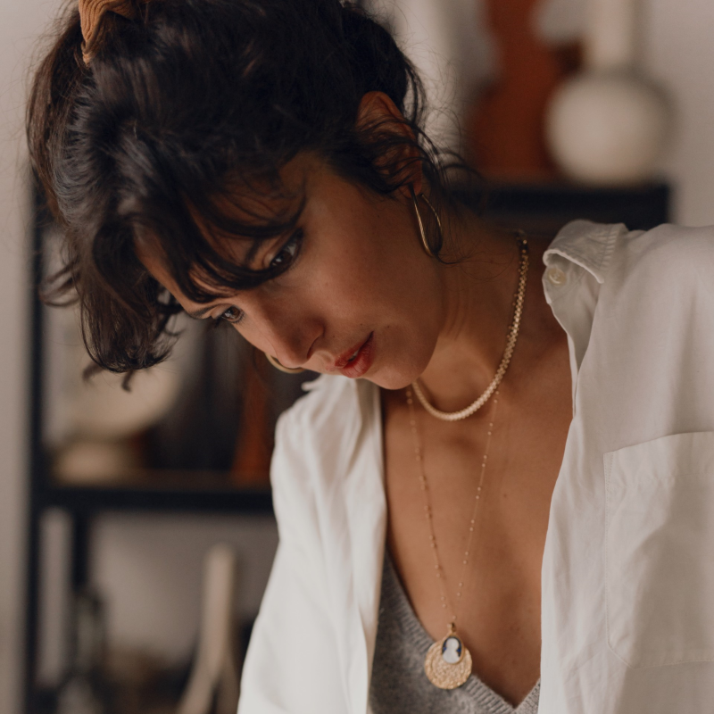 Portrait de l'artiste Thalia Dalecky. Découvrez ses œuvres ainsi que ses inspirations quotidiennes !