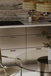 La poignée 10/20 incarne l’équilibre parfait entre sobriété formelle et caractère décoratif. Son design repose sur une silhouette minimaliste et allongée, délicatement soutenue par deux bases sphériques, créant une composition à la fois moderne et intemporelle.

Réalisée artisanalement en laiton massif, elle reflète le savoir-faire et l’exigence de qualité propres aux créations PAP DECO. Sa forme épurée s’intègre naturellement dans des intérieurs contemporains, minimalistes, modernes ou éclectiques.