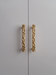 La poignée Oto Long stimule l’imagination par sa silhouette singulière. Sa forme allongée, disposée verticalement, est enrichie d’un décor inspiré de lianes et de végétation sauvage. Sculptée à la main puis réalisée selon une technique de fonderie traditionnelle, elle incarne un savoir-faire artisanal d’exception.

Cette création artistique en laiton associe fonctionnalité et puissance décorative.