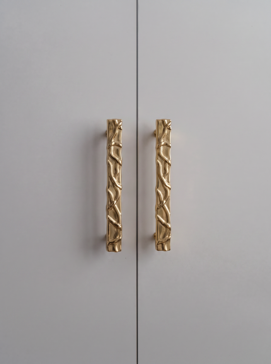 La poignée Oto Long stimule l’imagination par sa silhouette singulière. Sa forme allongée, disposée verticalement, est enrichie d’un décor inspiré de lianes et de végétation sauvage. Sculptée à la main puis réalisée selon une technique de fonderie traditionnelle, elle incarne un savoir-faire artisanal d’exception.

Cette création artistique en laiton associe fonctionnalité et puissance décorative.