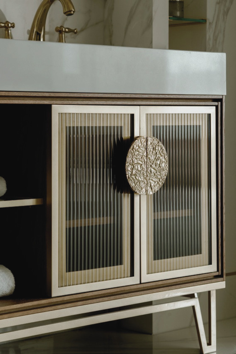 La Poignée de meuble Paper par PAP DECO, demi-cercle ou cercle de laiton à la surface froissée, coulée à la main dans la fonderie familiale polonaise. Combinée en série, elle compose une façade sculpturale. Disponible en 5 tailles et 7 finitions.
