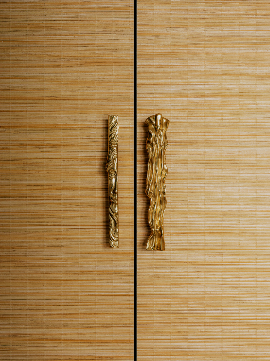 La poignée de meuble en laiton Elle représente un visage de femme minutieusement sculpté. Sculpté à la main et coulé, le design de l'objet est inspiré directement de sculptures antiques.  Fabriqué à la main selon une technique de moulage traditionnelle, cet objet en laiton travaillé artistiquement se caractérise par sa grande polyvalence - il s'intègre aussi bien dans les intérieurs modernes que dans les intérieurs classiques.