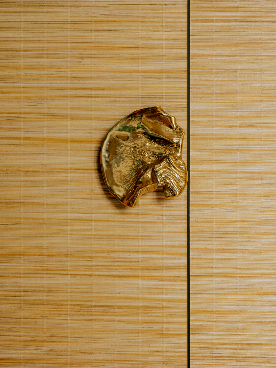 La poignée de meuble en laiton Fold s'inspire des matières plastiques que l'on peut former et déformer à volonté.  L'objet artistique a été sculpté à la main et fabriqué selon une technique de moulage traditionnelle. Sa forme abstraite est le résultat d'un travail réussi avec la matière, immortalisé dans le laiton.