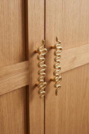 La poignée Solos incarne la rencontre entre savoir-faire artistique et design moderne, une signature emblématique du style PAP DECO. Coulée à la main à partir de laiton de la plus haute qualité, elle captive par sa forme irrégulière et allongée évoquant une sculpture abstraite.