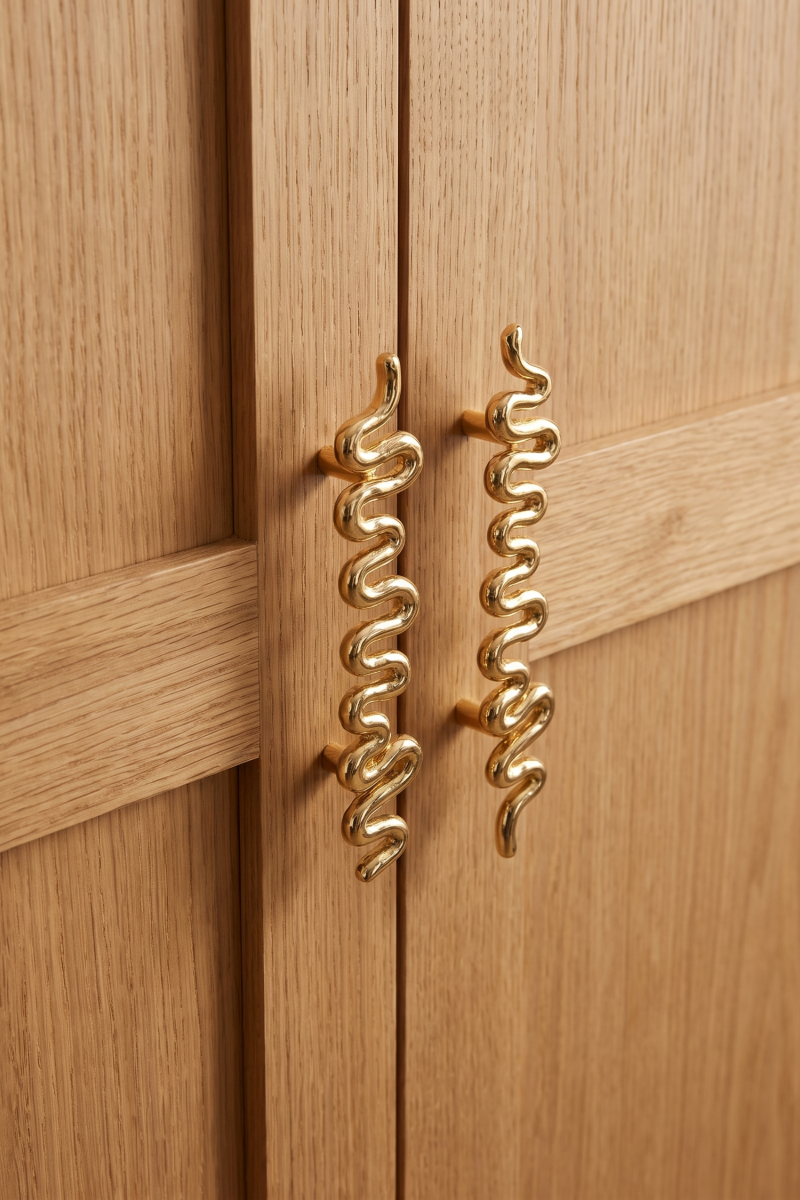 La poignée Solos incarne la rencontre entre savoir-faire artistique et design moderne, une signature emblématique du style PAP DECO. Coulée à la main à partir de laiton de la plus haute qualité, elle captive par sa forme irrégulière et allongée évoquant une sculpture abstraite.