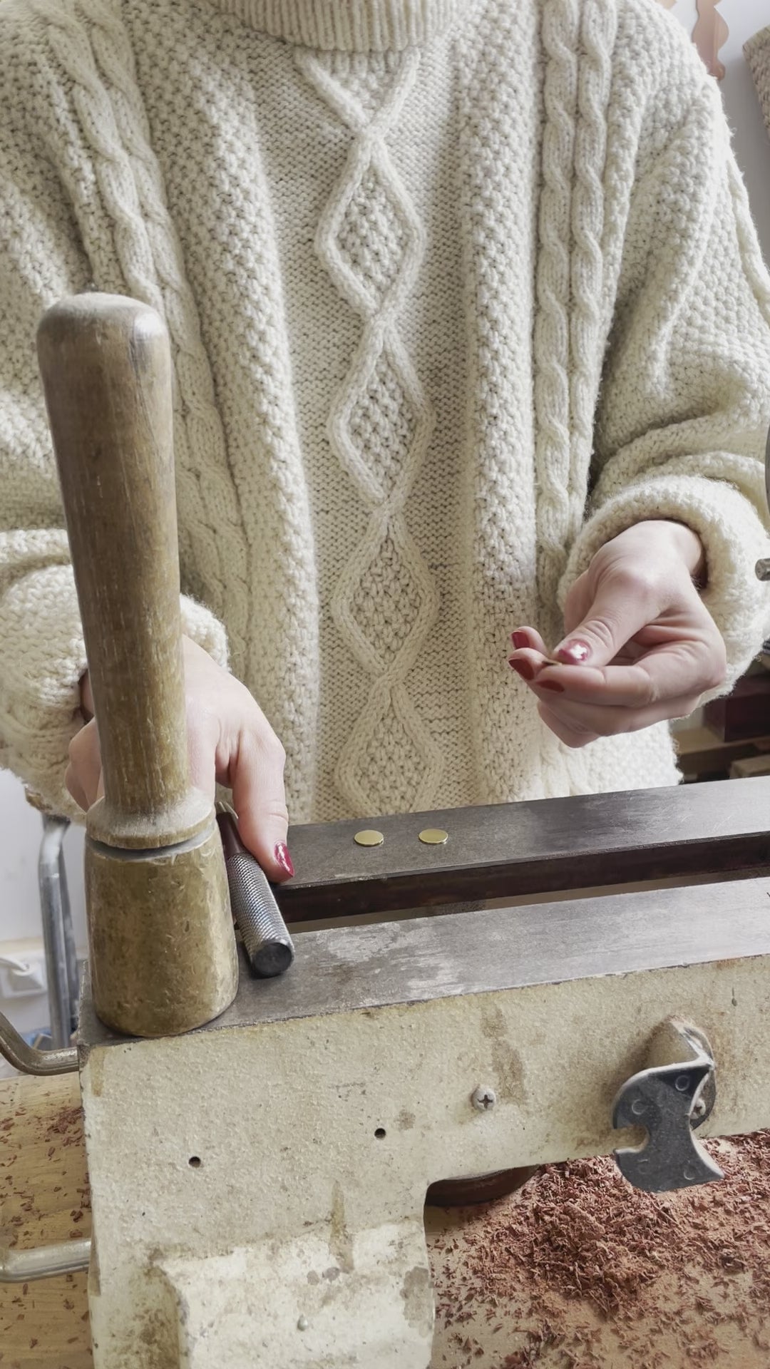 Charger la vidéo : Telle une famille, la collection de bougeoirs Romie Objetti est un clin d'oeil aux diverses créations de l'équipe de Design française "'oeuf centre d'étude". Cet ensemble de totems aux largeurs, hauteurs et essences différentes, avec ou sans bougies habillent votre intérieur comme des sculptures. La finition à la cire d'abeille apporte un rendu satiné et soyeux qui permet de préserver l'aspect naturel et authentique du bois, tout en le sublimant.