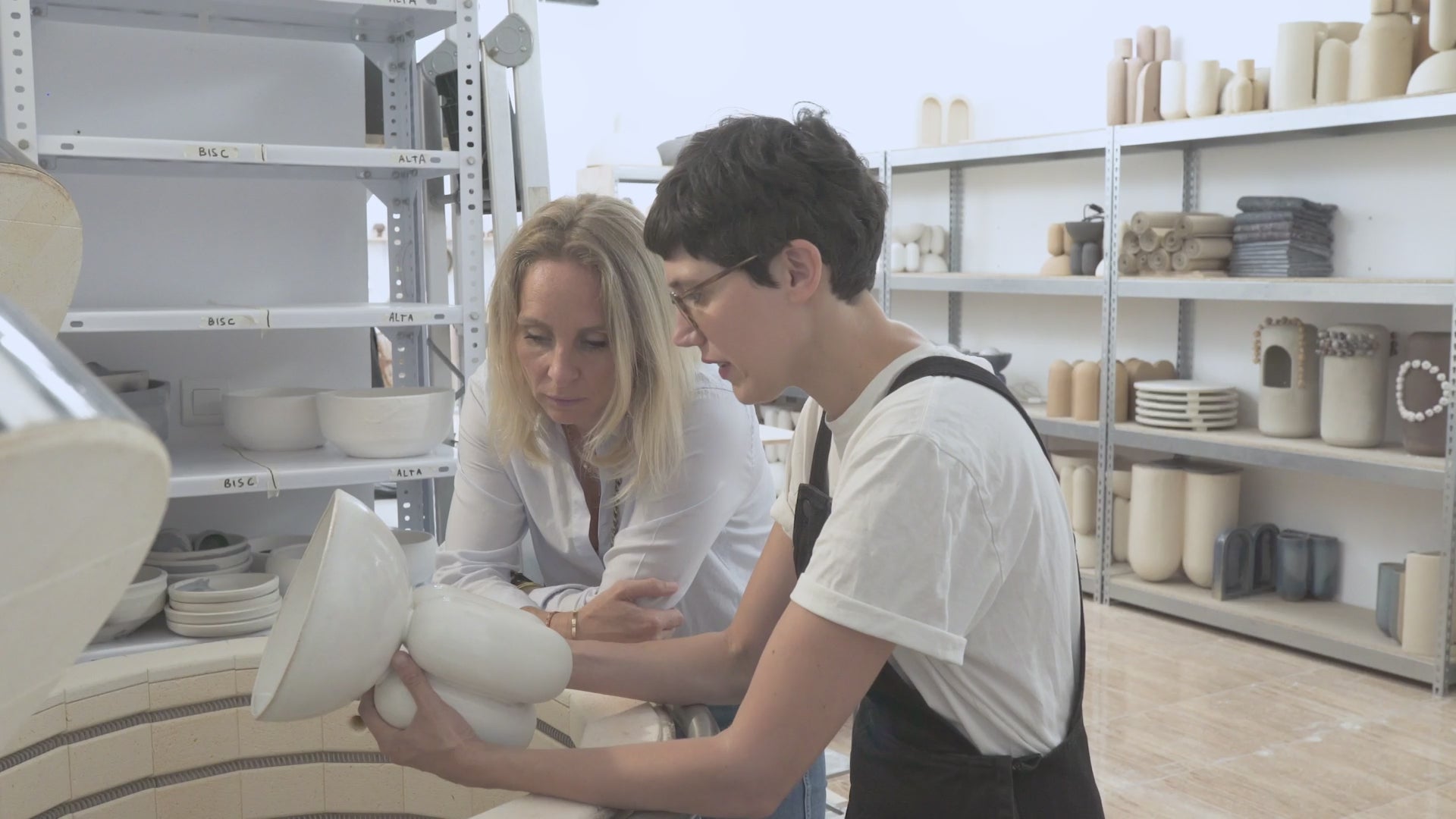 Charger la vidéo : Lisa Allegra s'inspire de la forme arrondie d'une borne d'amarrage, la collection MOOR est aussi un clin d'œil à Henry MOORE, sculpteur de grands personnages se tenant souvent en équilibre dans l'espace.   Les pièces MOOR Lazuli allient un design pur et minimaliste à un émail aux nuances variées uniques. Cette association crée des objets à la fois fonctionnels et sculpturaux.