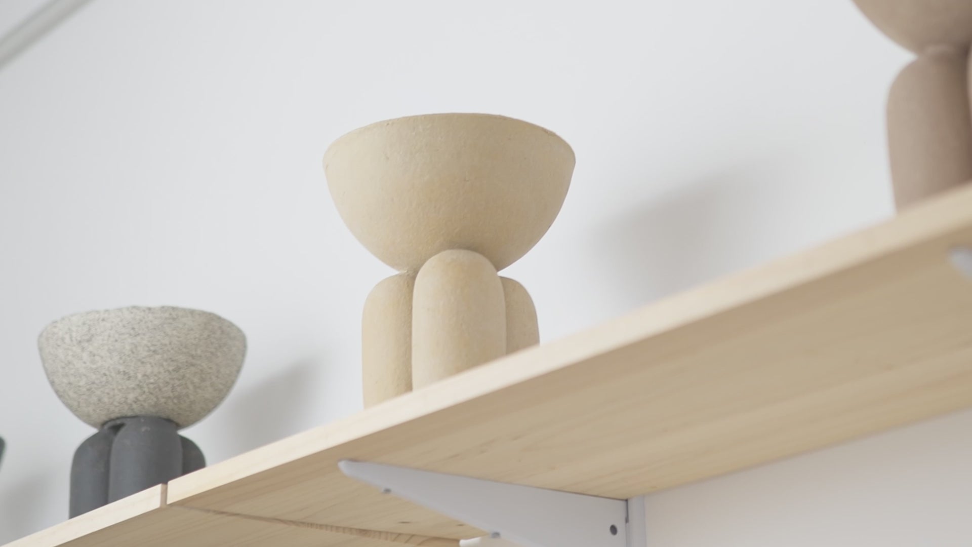 Charger la vidéo : Lisa Allegra s'inspire de la forme arrondie d'une borne d'amarrage, la collection MOOR est aussi un clin d'œil à Henry MOORE, sculpteur de grands personnages se tenant souvent en équilibre dans l'espace.  Les pièces MOOR Tiza allient un design pur et minimaliste à un émail aux nuances variées uniques. Cette association crée des objets à la fois fonctionnels et sculpturaux.