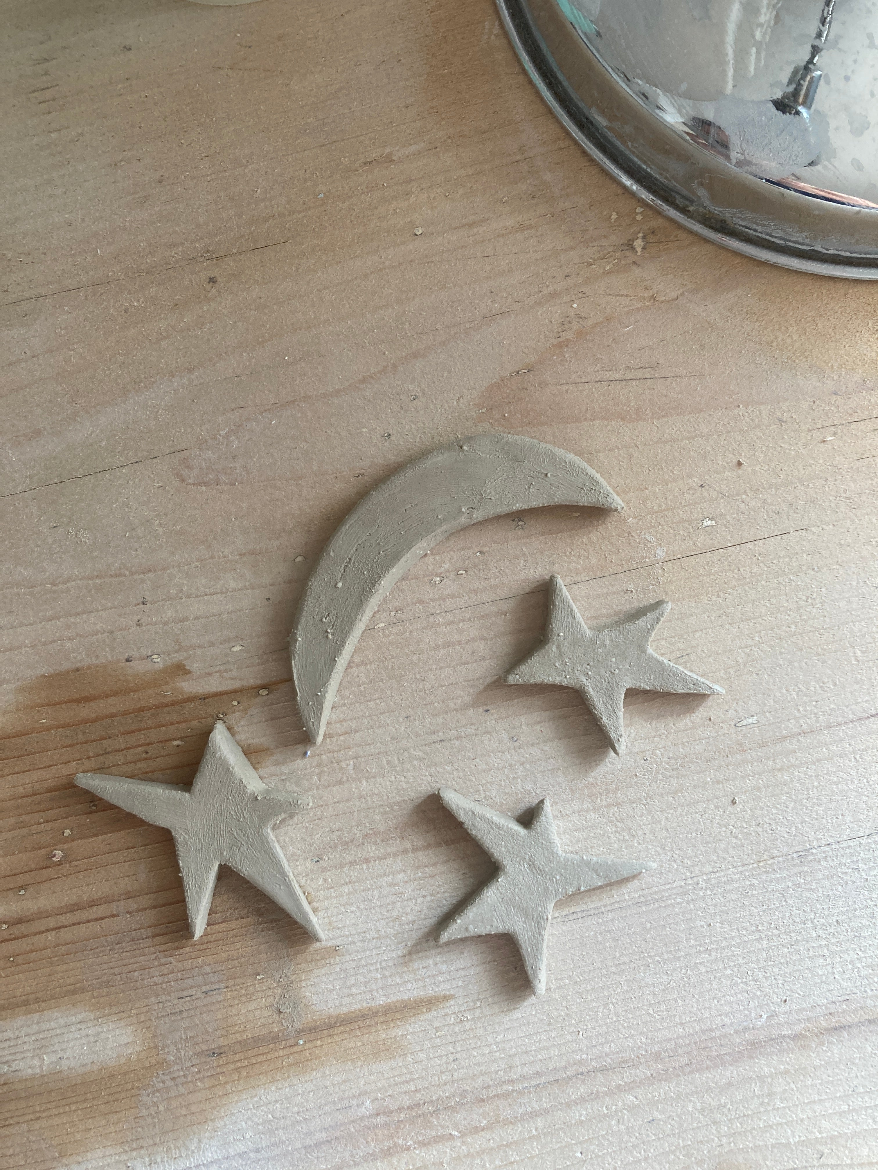 Charger la vidéo : Le Chandelier Nuit, issu de la collection Pierrot, évoque l’univers tendre et mélancolique du célèbre clown rêveur. Son modelage, tout en douceur, rend hommage à la nuit et à ses étoiles en s'inspirant de la célèbre comptine Au Clair de la Lune. Qu’il éclaire une table de chevet ou un coin de salon, Le Chandelier Nuit incarne une poésie discrète. Façonné entièrement à la main, chaque bougeoir présente des irrégularités subtiles qui témoignent d'un geste instinctif.

Pièce unique, fabriquée à la main.