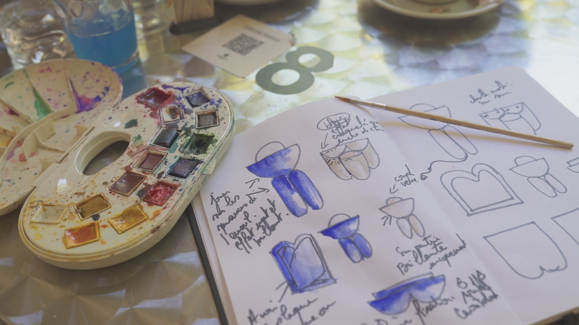 Charger la vidéo : Lisa Allegra s'inspire de la forme arrondie d'une borne d'amarrage, la collection MOOR est aussi un clin d'œil à Henry MOORE, sculpteur de grands personnages se tenant souvent en équilibre dans l'espace.  Les pièces MOOR Lazuli allient un design pur et minimaliste à un émail aux nuances variées uniques. Cette association crée des objets à la fois fonctionnels et sculpturaux.