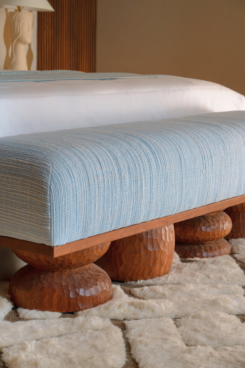 Banc Bimini, sculpté à la main dans le bois par Alice Damiens pour Romie Objetti, est une pièce née d'une collaboration avec Caroline Andréoni. Imaginé pour la master bedroom d'une villa à Miami, son dessin organique s'inspire des ondulations de la vue mer qui lui fait face.