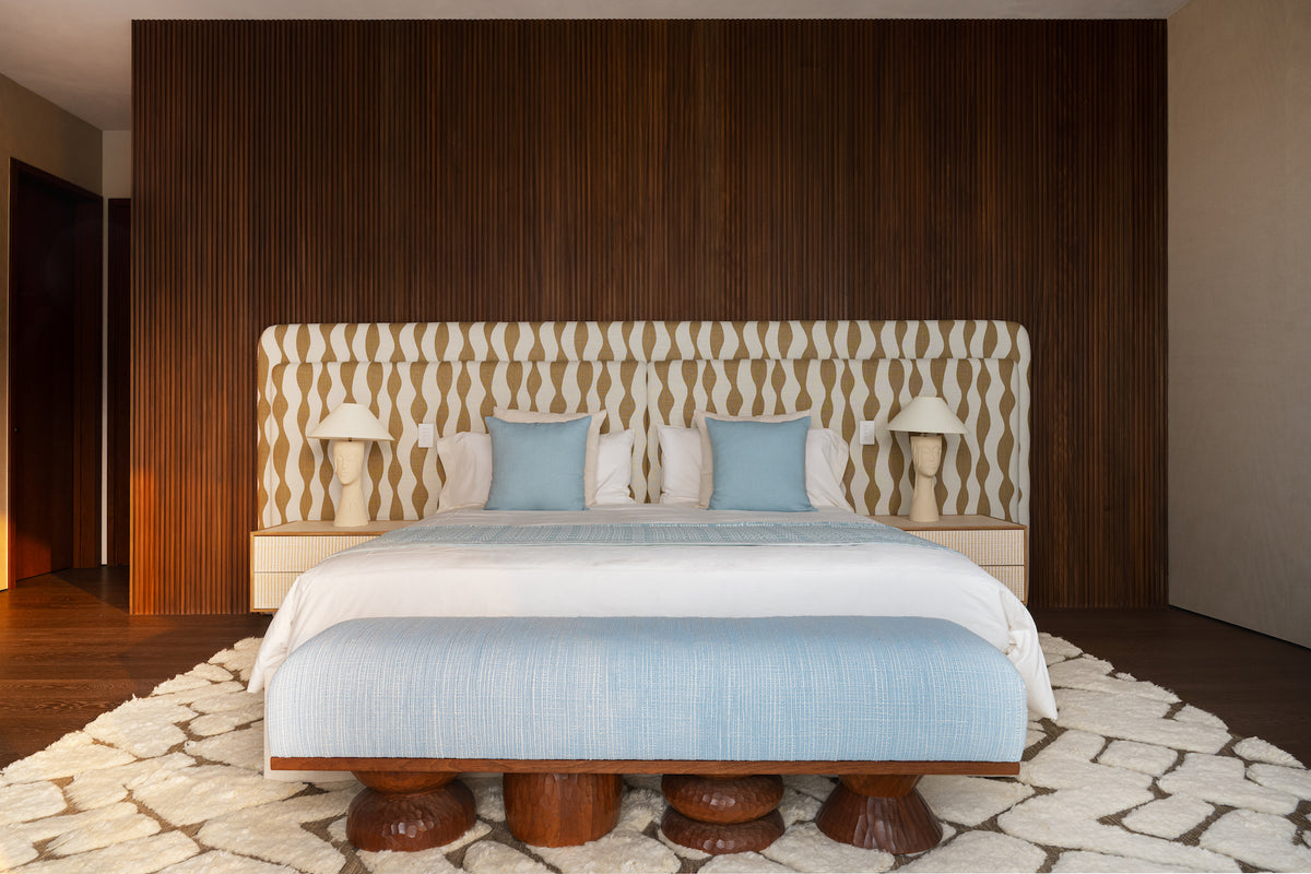 Banc Bimini, sculpté à la main dans le bois par Alice Damiens pour Romie Objetti, est une pièce née d'une collaboration avec Caroline Andréoni. Imaginé pour la master bedroom d'une villa à Miami, son dessin organique s'inspire des ondulations de la vue mer qui lui fait face.
