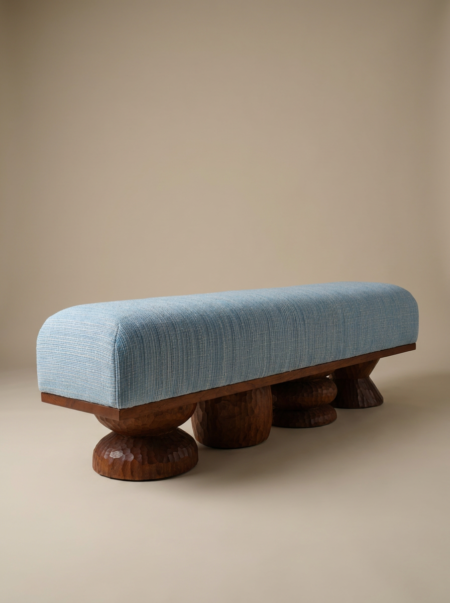 Banc Bimini, sculpté à la main dans le bois par Alice Damiens pour Romie Objetti, est une pièce née d'une collaboration avec Caroline Andréoni. Imaginé pour la master bedroom d'une villa à Miami, son dessin organique s'inspire des ondulations de la vue mer qui lui fait face.