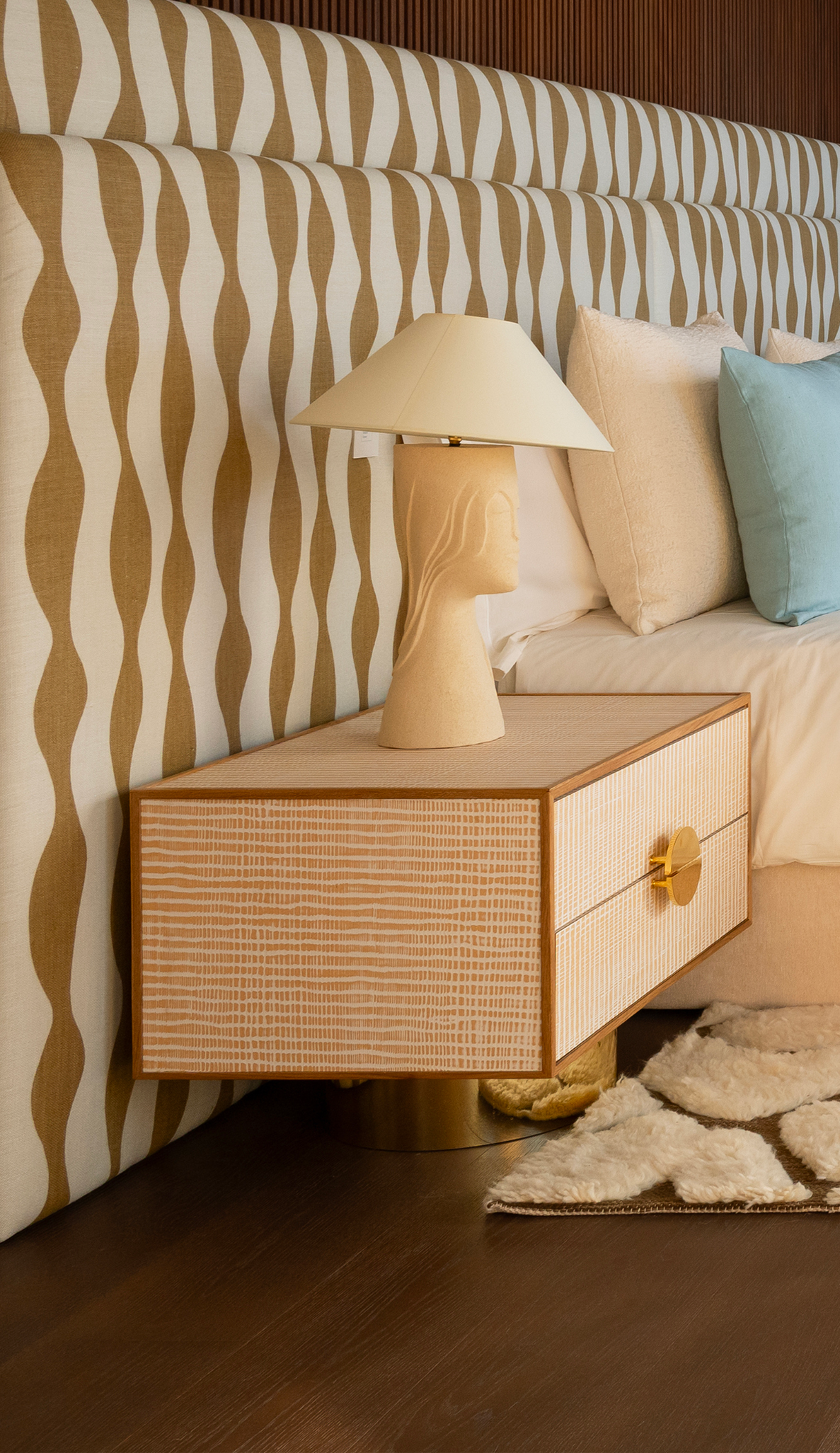 Paire de tables de chevet FAENA, imaginée par Caroline Andreoni pour la master bedroom d'une villa privée à Miami. Le caisson en chêne massif s'habille d'un placage en bois graphique aux tons ivoire et sable, posé sur un socle cylindrique en laiton poli.

Les photos affichées correspondent à la version la plus grande des chevets.
