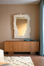 Enfilade en bois plaquée chêne BISCAYNE, imaginée par Caroline Andreoni pour la master bedroom d'une villa privée à Miami. Élégante et intemporelle, cette enfilade en placage chêne séduit par son veinage texturé et ses poignées sculptées en laiton en forme de visage.
