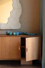 Bijou de sol en céramique chamottée et laiton, émaillé d'un bleu envoutant, façonné par Jehanne et Pascale de l'Atelier HD en collaboration avec Caroline Andréoni pour l'aménagement d'une master bedroom à Miami. Cette pièce a été spécialement repensée afin d'arborer un émail évoquant les nuances de la mer et dialoguant avec la vue spectaculaire qu'offre cette sublime villa.

La Lora diffuse une lumière chaude et directionnelle, soulignant la matière et créant une atmosphère à la fois intime et sculpturale.